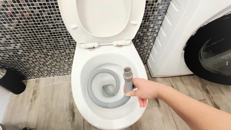 Avec cette technique simple, redonnez vie à vos toilettes bouchées en un instant…