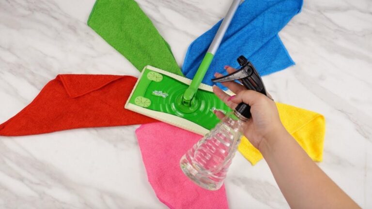 Ce simple geste transforme vos vieux vêtements en lingettes Swiffer… économisez sans effort !