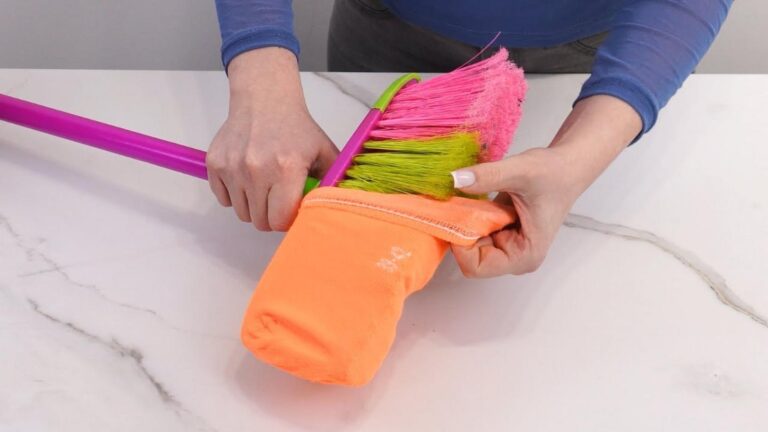 Cette astuce surprenante transforme un balai en un outil de nettoyage infaillible…