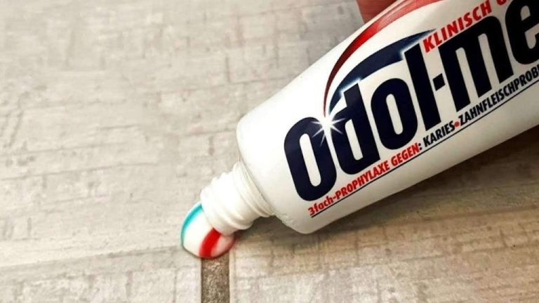 Transformez vos joints de carrelage noirs en un sol éclatant avec cette astuce