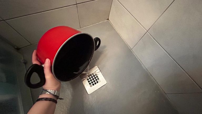 Astuce pour un caniveau de douche parfumé avec la méthode de la casserole