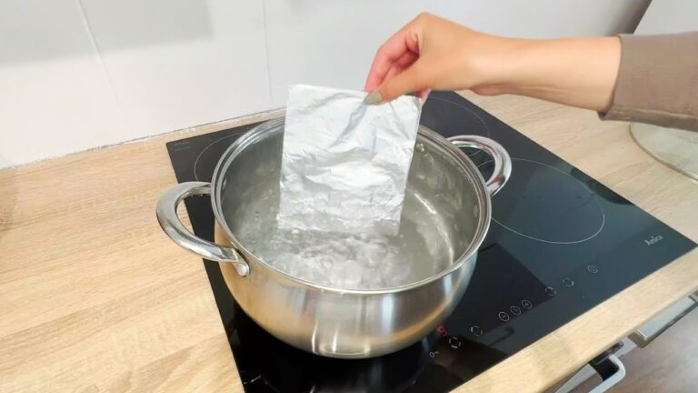 Découvrez 5 astuces étonnantes avec du papier aluminium pour des couverts brillants !