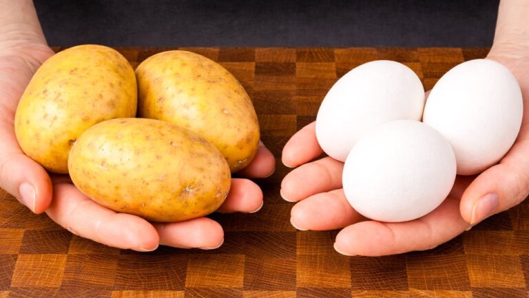 Transformez 3 œufs et des pommes de terre en plat magique en 10 minutes !